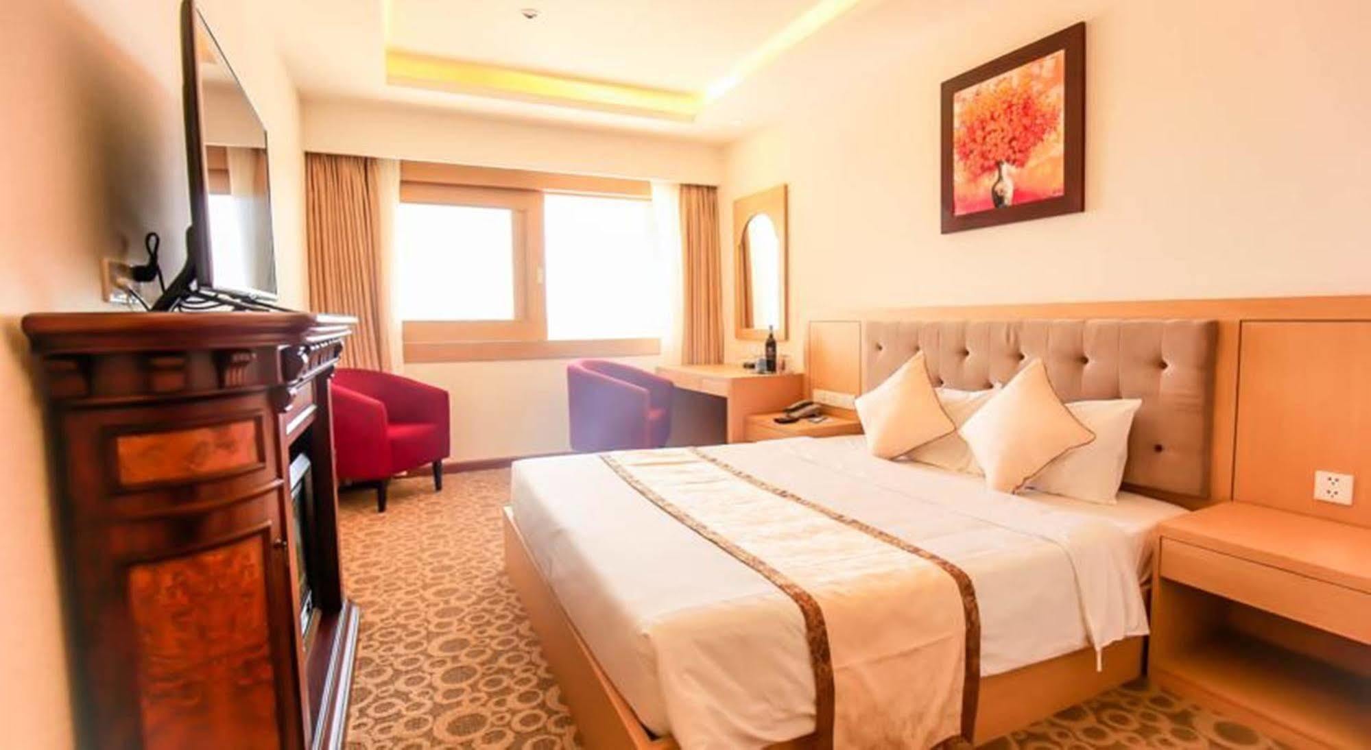 Bavico Plaza Hotel דה לאט מראה חיצוני תמונה