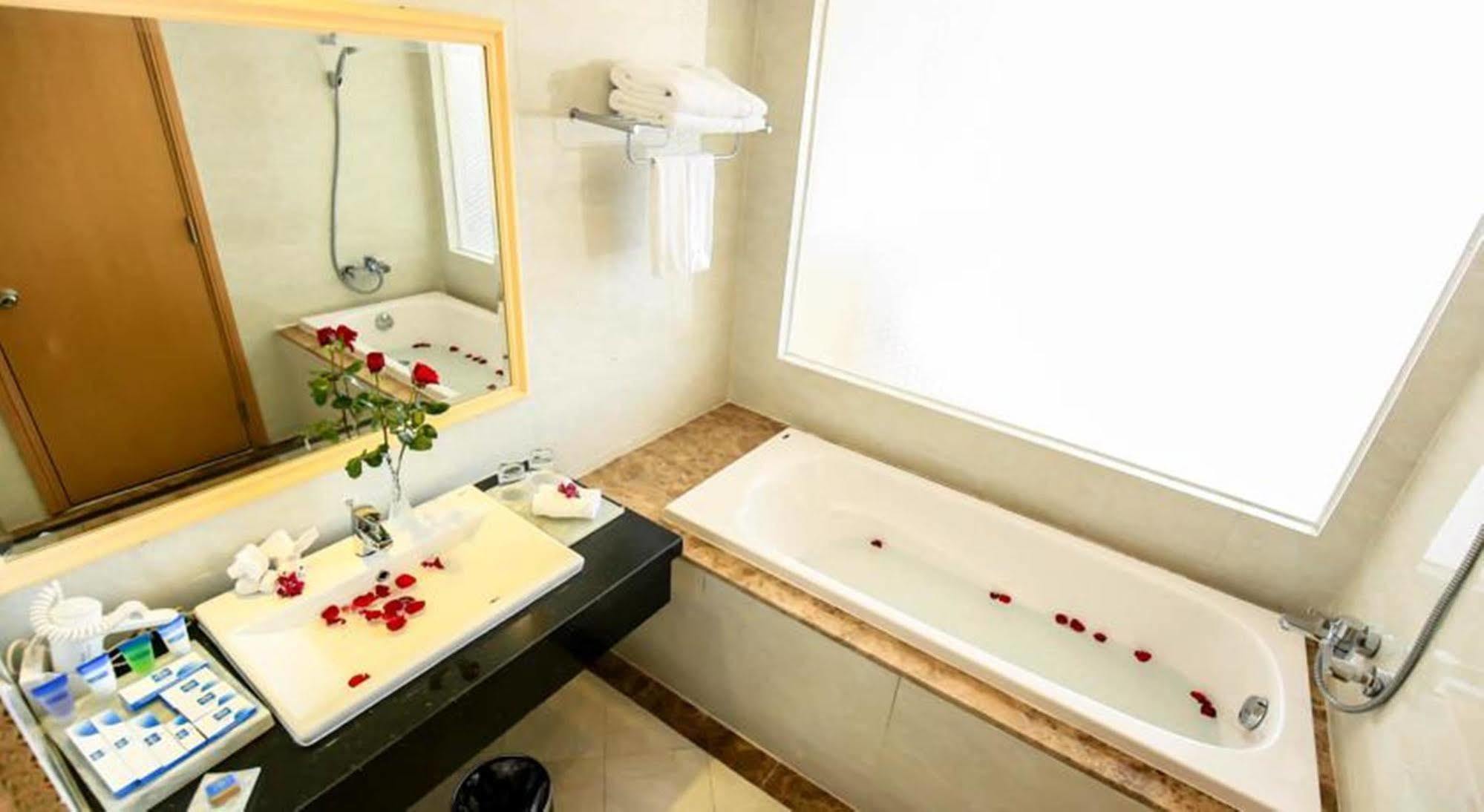 Bavico Plaza Hotel דה לאט מראה חיצוני תמונה